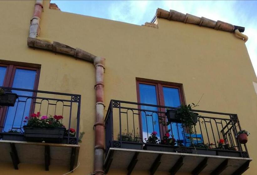اتاق استاندارد سه تخته با بالکن, Aljama   Downtown B&b