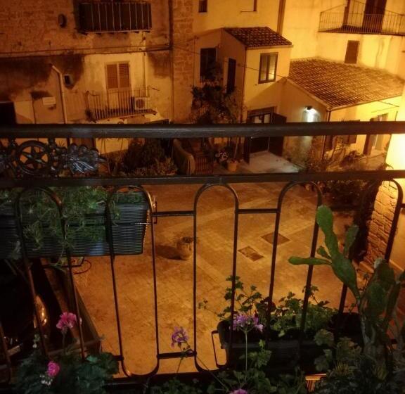 اتاق استاندارد سه تخته با بالکن, Aljama Downtown B&b