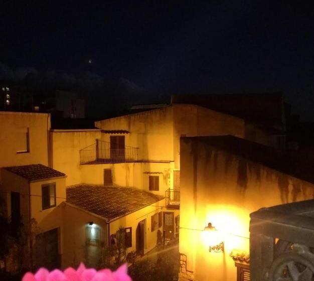 اتاق استاندارد سه تخته با بالکن, Aljama Downtown B&b