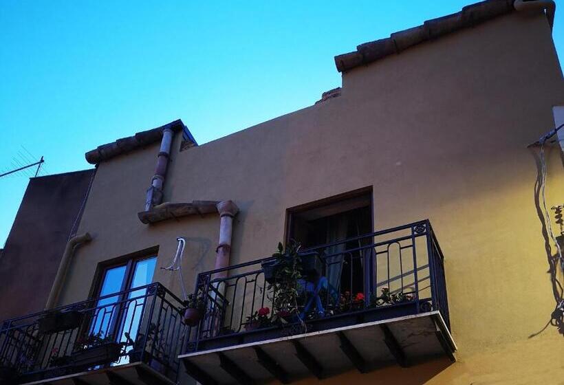 اتاق استاندارد سه تخته با بالکن, Aljama   Downtown B&b