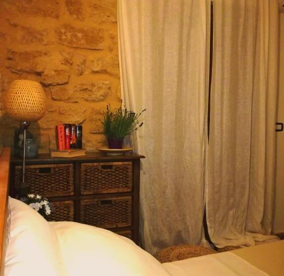 اتاق استاندارد سه تخته با بالکن, Aljama Downtown B&b