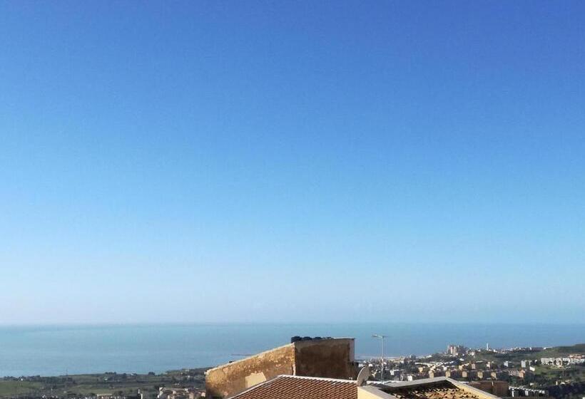 اتاق استاندارد سه تخته با بالکن, Aljama Downtown B&b