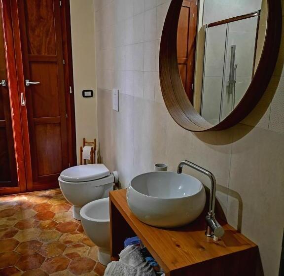 اتاق استاندارد سه تخته با بالکن, Aljama Downtown B&b