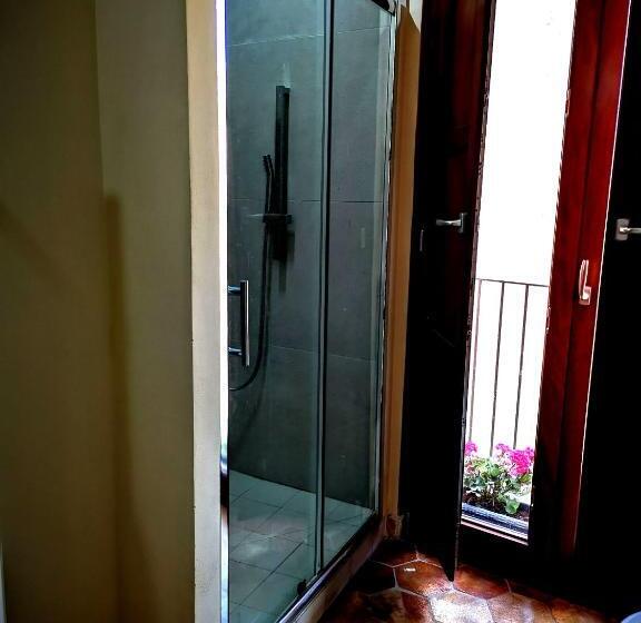 اتاق استاندارد سه تخته با بالکن, Aljama Downtown B&b