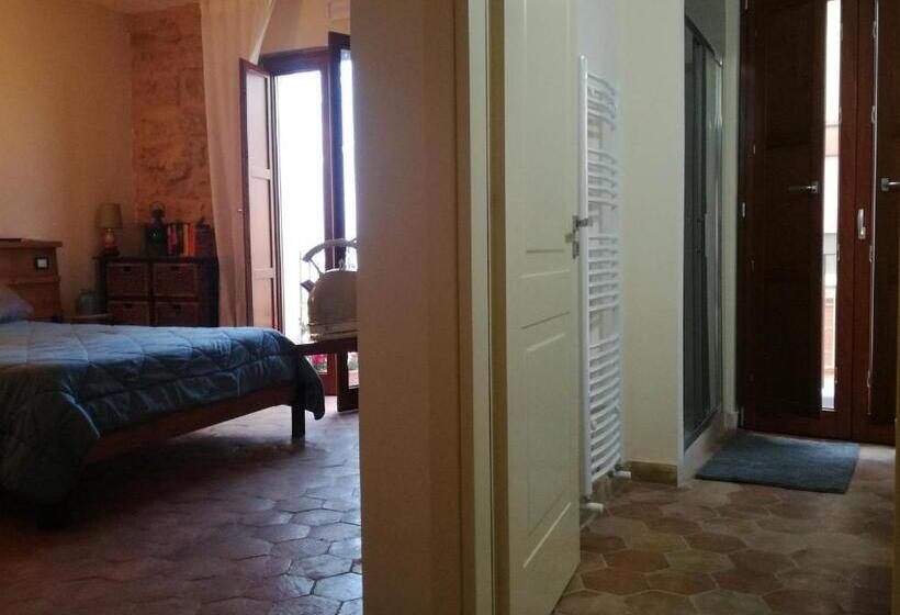 اتاق استاندارد سه تخته با بالکن, Aljama Downtown B&b