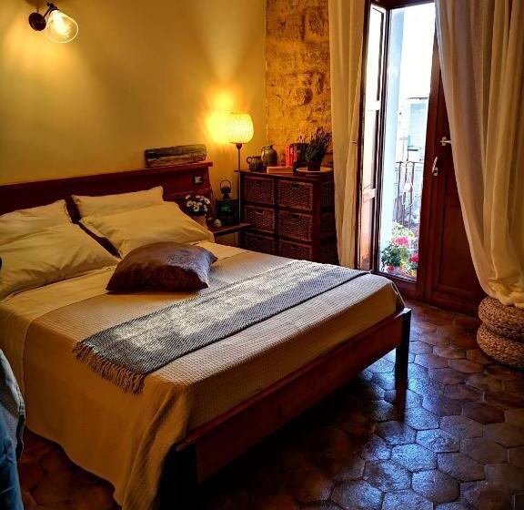 اتاق استاندارد سه تخته با بالکن, Aljama   Downtown B&b