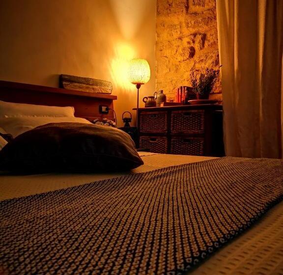 اتاق استاندارد سه تخته با بالکن, Aljama Downtown B&b