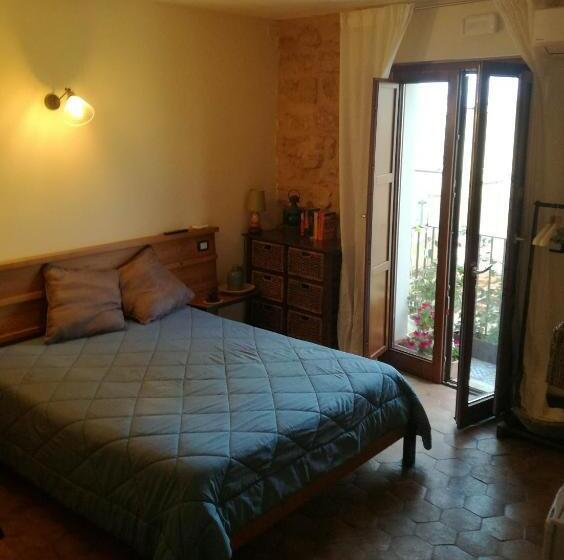 اتاق استاندارد سه تخته با بالکن, Aljama Downtown B&b