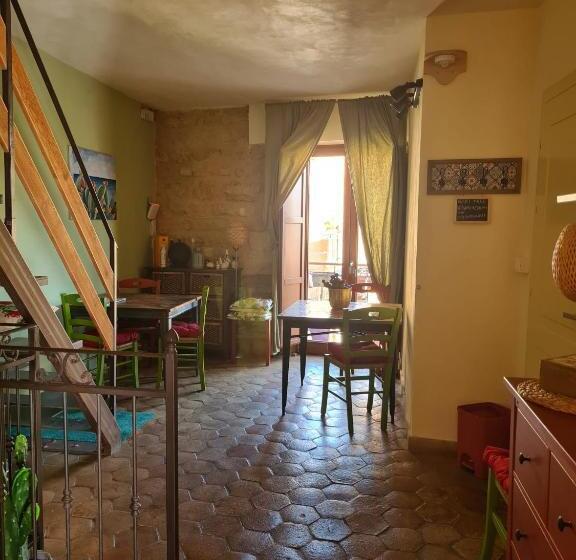 اتاق استاندارد سه تخته با بالکن, Aljama Downtown B&b