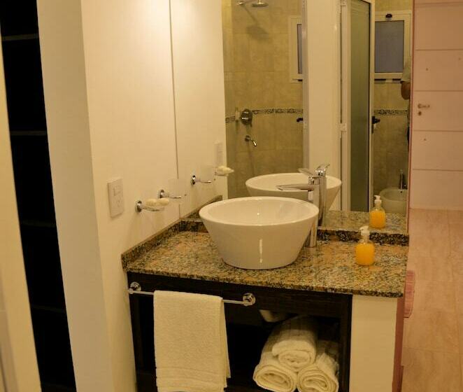 小室, Arroyo Suite House