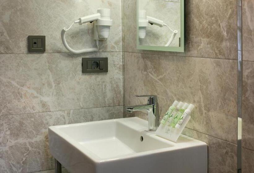 コネクティングルーム(家族用)。, The Fox