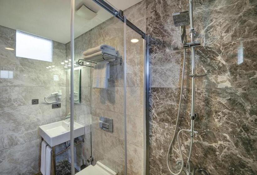 スーペリアファミリールーム, The Fox