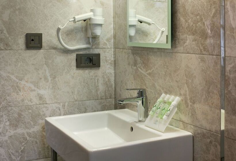 デラックスルーム, The Fox