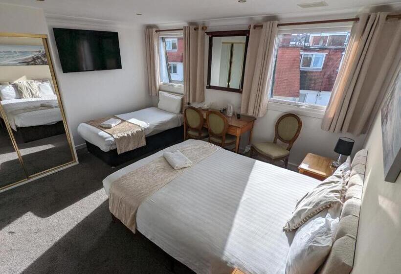 غرفة عائلية, Cecil Court