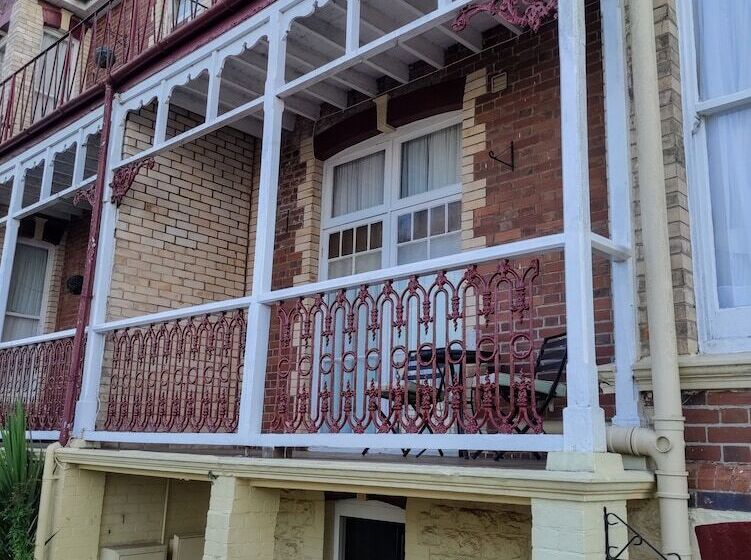 标准间, Cleve Court