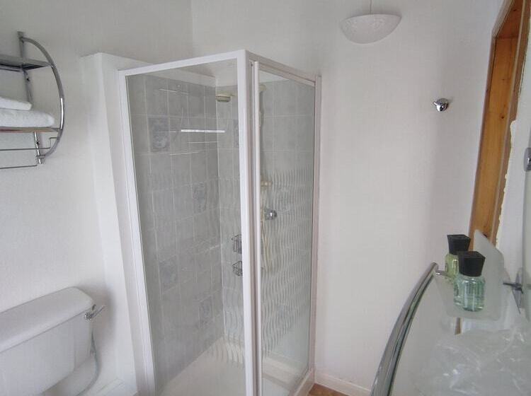 标准单人间, Cleve Court