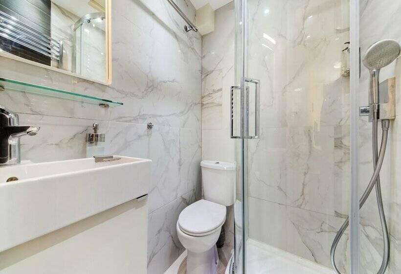 豪华三人间, Grantly