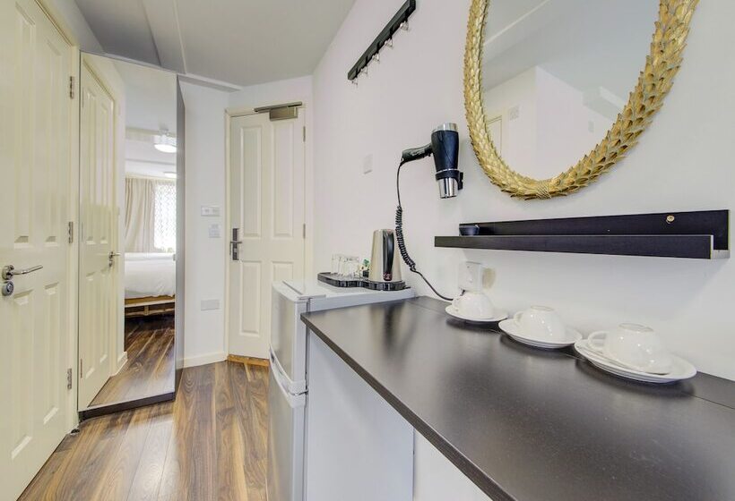 标准三人间, Grantly