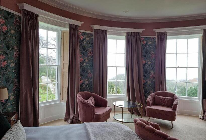 اتاق لوکس با تخت بزرگ, Laston House