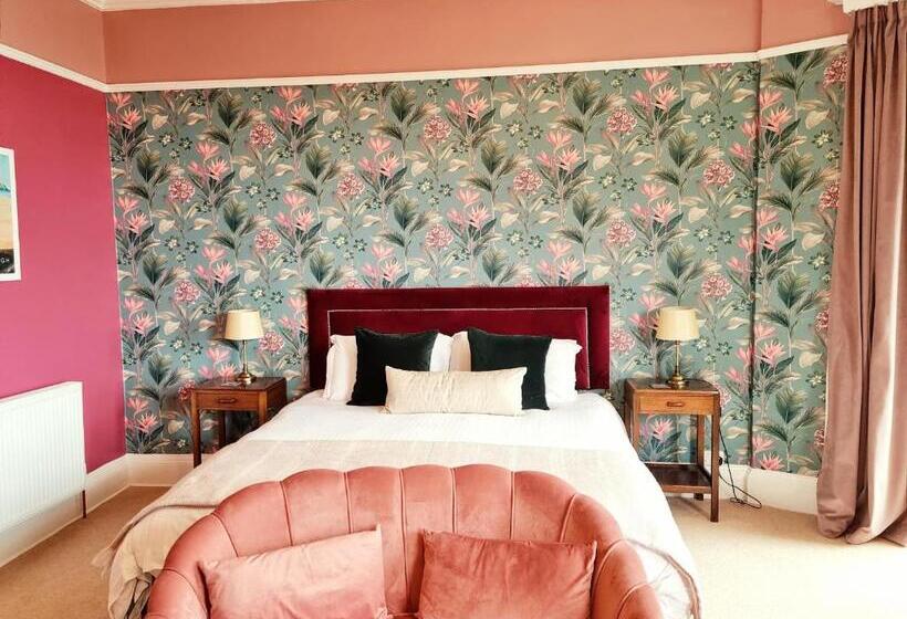 اتاق لوکس با تخت بزرگ, Laston House