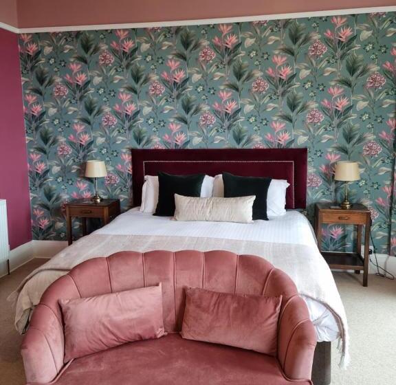 اتاق لوکس با تخت بزرگ, Laston House