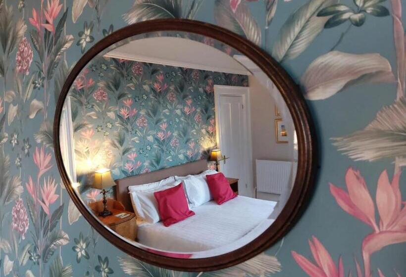 اتاق لوکس با چشمانداز دریا, Laston House