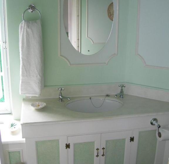 标准单人间, Meryan House