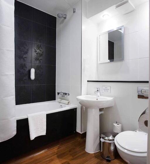 패밀리 룸, The White Lady Wetherspoon