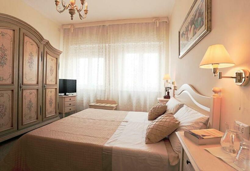 اتاق لوکس با چشم‌انداز, Il Castello Guest House