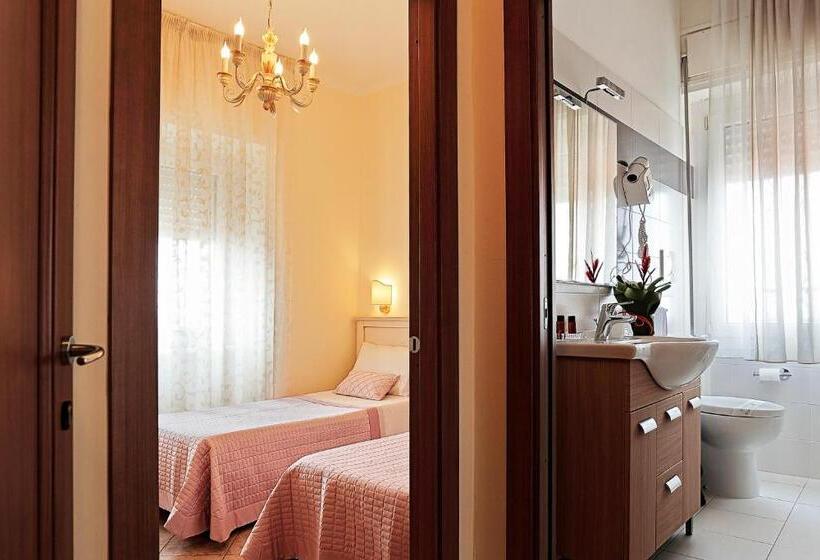 آپارتمان یک خوابه با دری مشترک که هال را جدا می کند., Il Castello Guest House