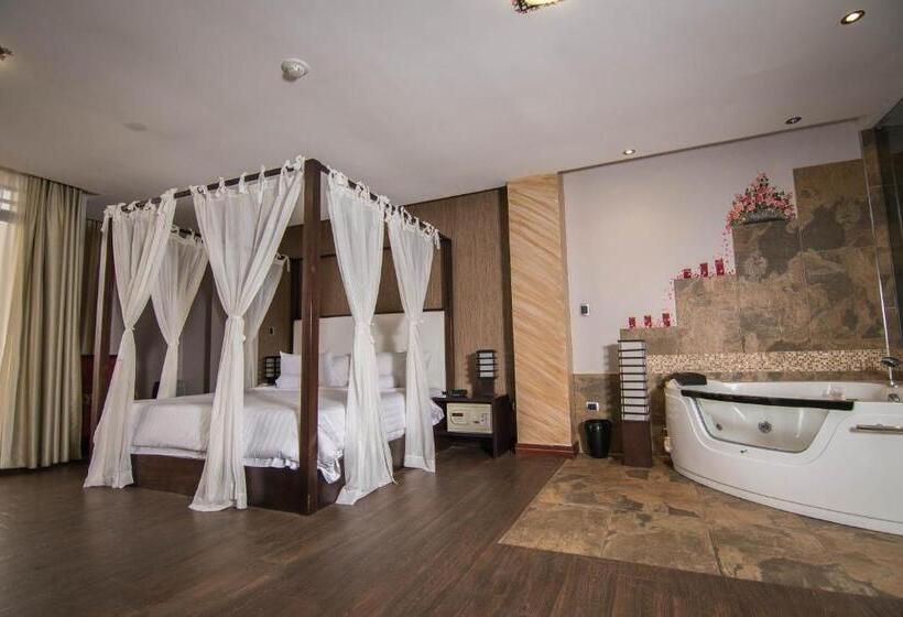 جناح جونيور, Arhaná Hosteria & Resort
