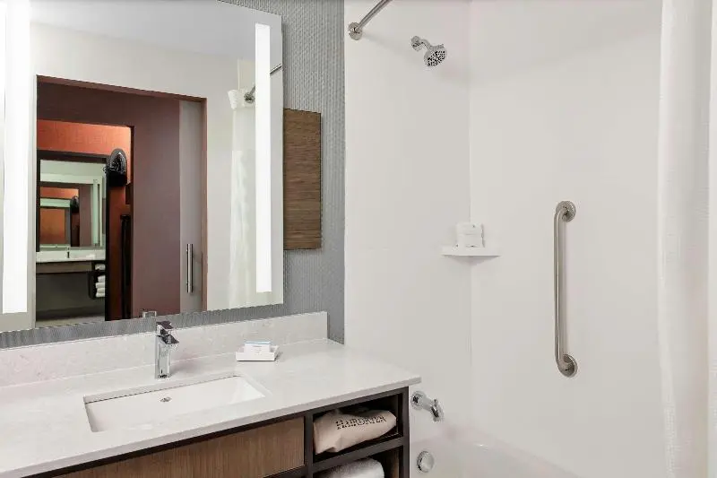 キングサイズベッドのデラックスルーム, Hilton Garden Inn Chandler Downtown