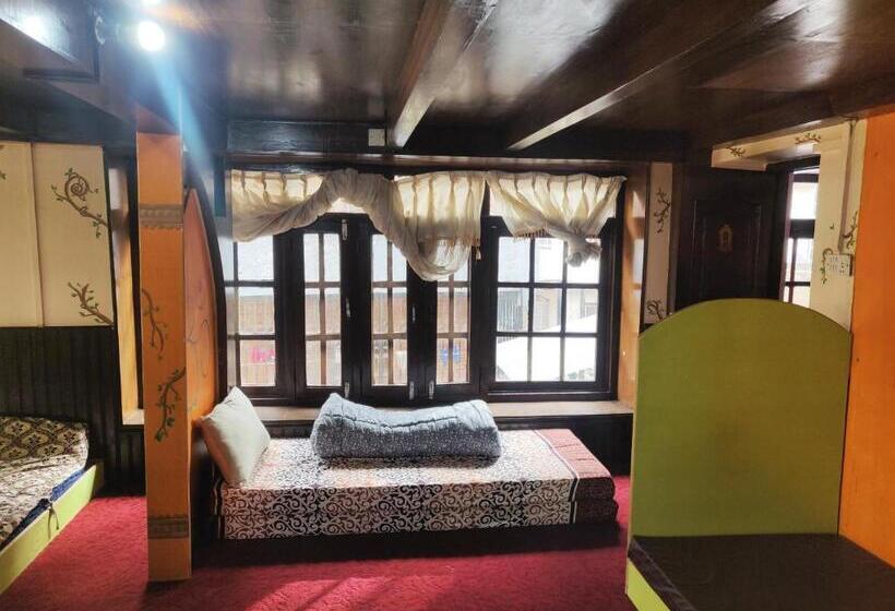 تختخواب در اتاق مشترک, Yog Inn