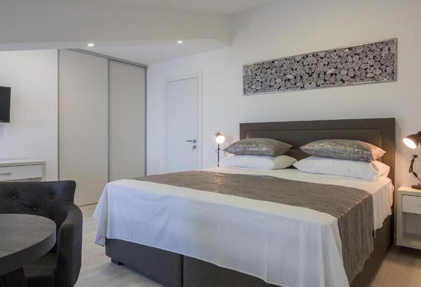 豪华海景房带阳台, Villa Mandalinic