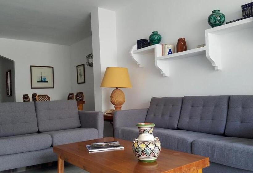 شقة غرفتين, Benabola Hotel & Suites