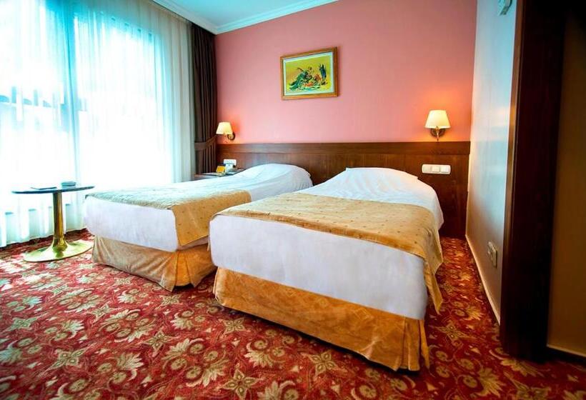 スタンダードトリプルルーム, 2000 Kavaklidere