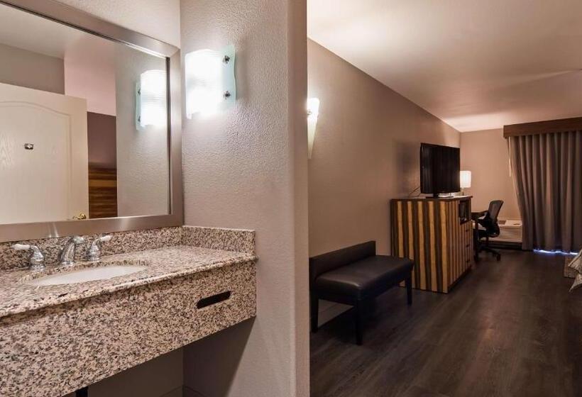 جناح سرير كينج, Best Western Cedar Inn & Suites