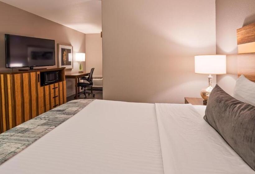 غرفة قياسية سرير كينج لذوى الإحتياجات الخاصة, Best Western Cedar Inn & Suites