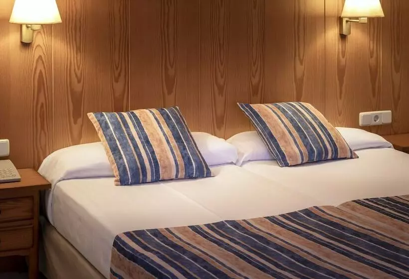 اتاق استاندارد با چشم‌انداز استخر, Ght Neptuno Tossa & Venus Spa