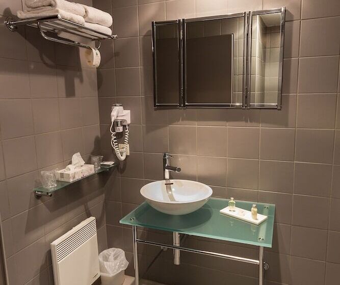 可看到停车场的高级间, Hôtel Le Cervolan