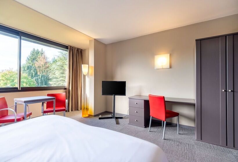 可看到停车场的高级间, Hôtel Le Cervolan