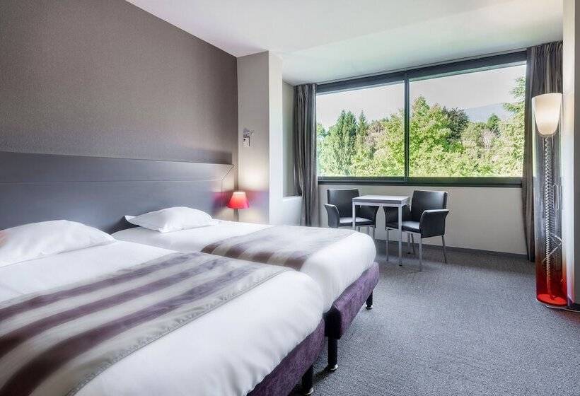 可看到停车场的高级间, Hôtel Le Cervolan