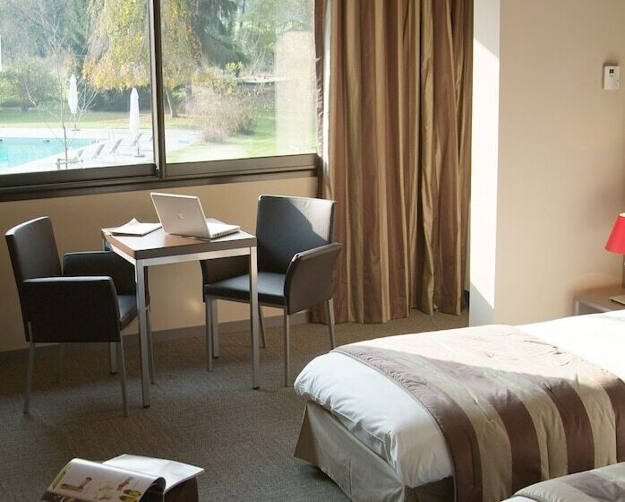 高级三人间, Hôtel Le Cervolan