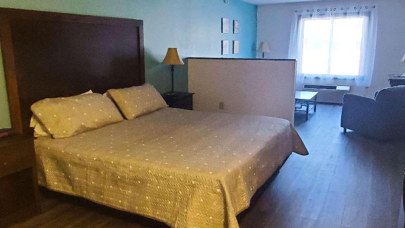 キングサイズベッドのスイートルーム, Jasper Ridge Inn Ishpeming