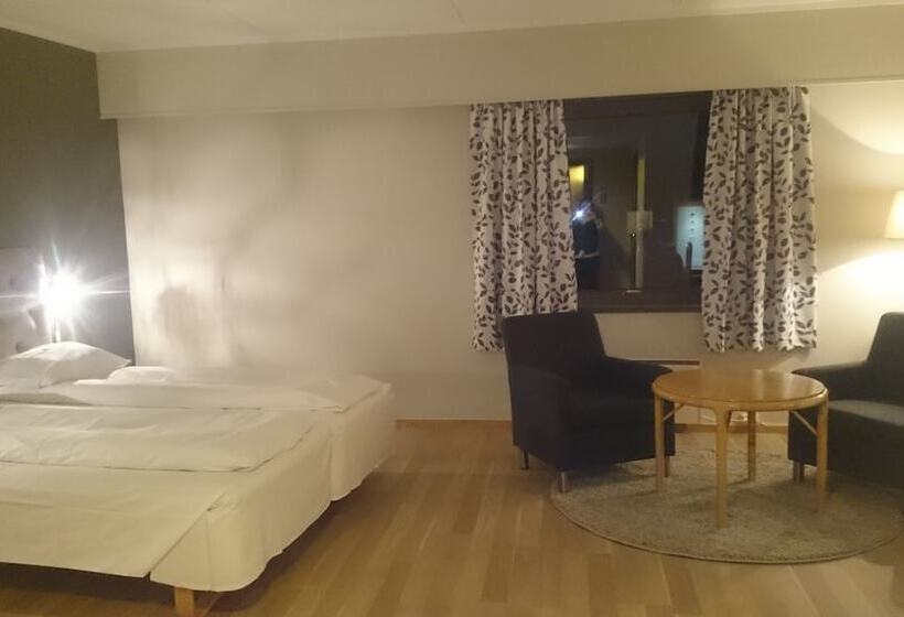 标准三人间, Reisafjord