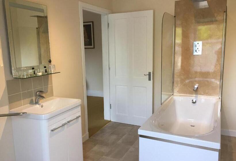 标准三人间, Dalrachney Lodge