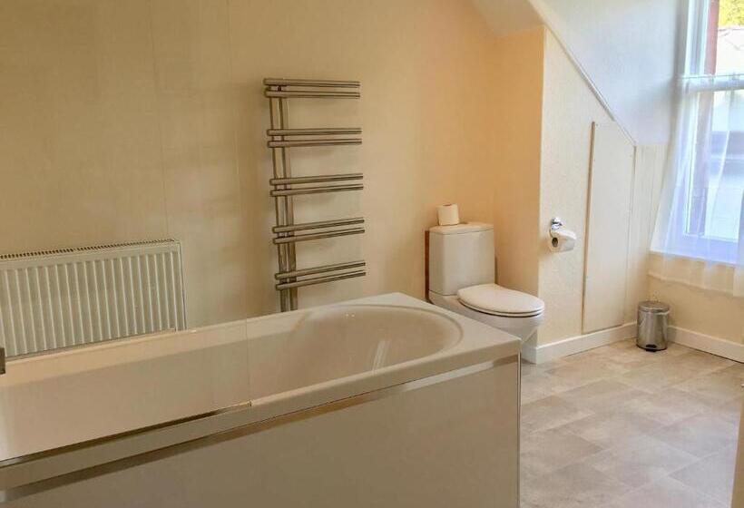 标准三人间, Dalrachney Lodge