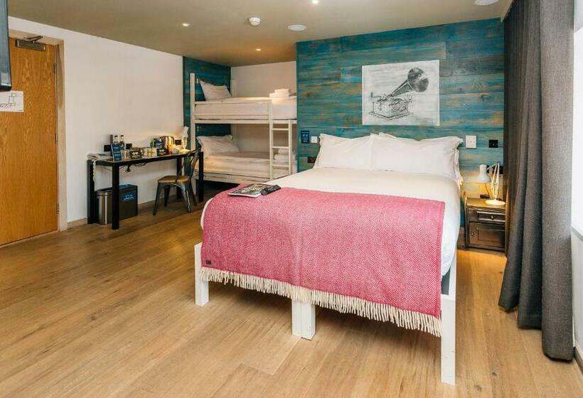 חדר סטנדרט לארבעה, Stay Central