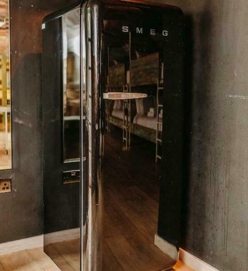 מיטה בחדר משותף, Stay Central