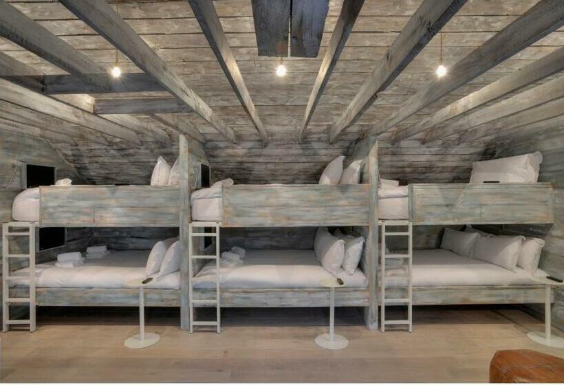 מיטה בחדר משותף, Stay Central